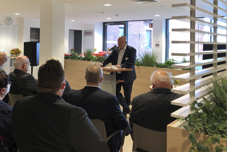 Werner Lullmann dankt allen am Bau Beteiligten. Foto: Miriam Oberholthaus/NKB