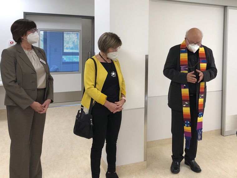 Domkapitular Theo Paul (rechts) segnet die neuen Räume ein. Foto: Miriam...