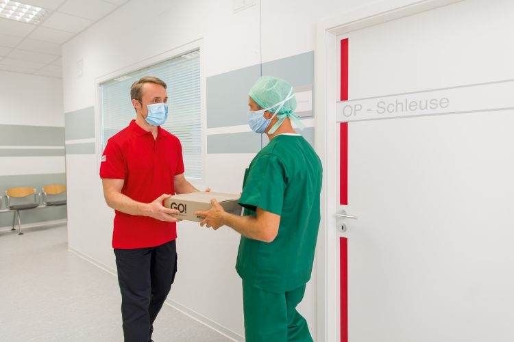 Der Kurier bringt die Ware an den angegebenen Ort. Auch bis an die OP-Schleuse....