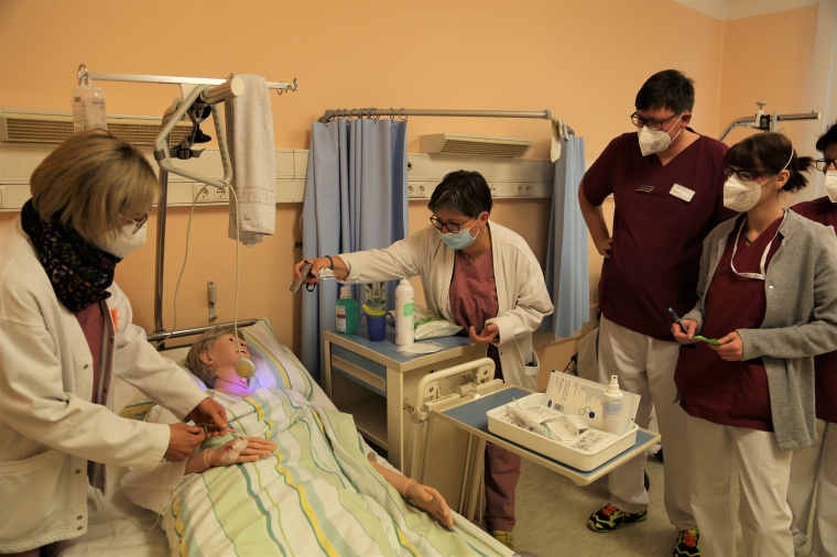 Vorführung am Patientenbett: Aufmerksam verfolgten die Mitarbeiter der...