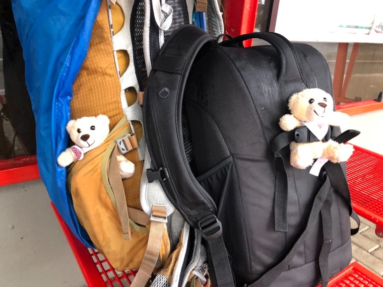 An ihrem Rucksack wirbt der Minibär „Hopissimo“ für die Deutschen...