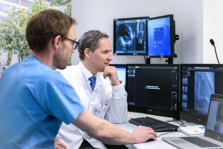 Prof. Dr. Daniel Sedding (re.) und Dr. Alexander Vogt (li.) während eines...