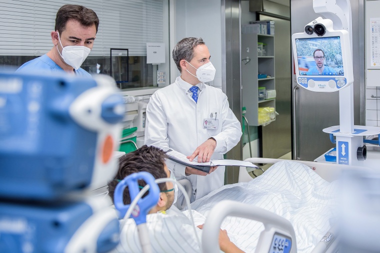 Visitenroboter am Patientenbett auf der Intensivstation Foto:...