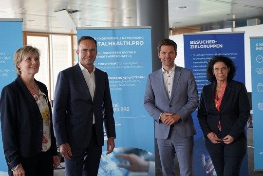 Projektleitung Regina Spaniol und Iris Frick (Deutsche Messe) gemeinsam mit Dr....