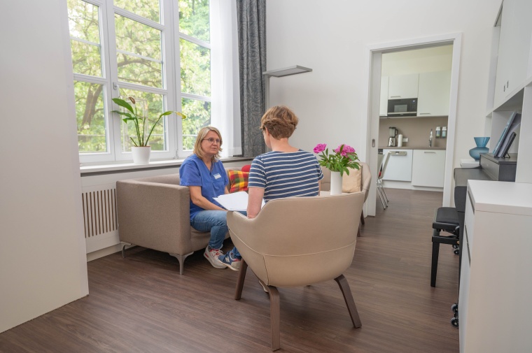 Blick in das Wohnzimmer der neuen Palliativstation am Universitätsklinikum...