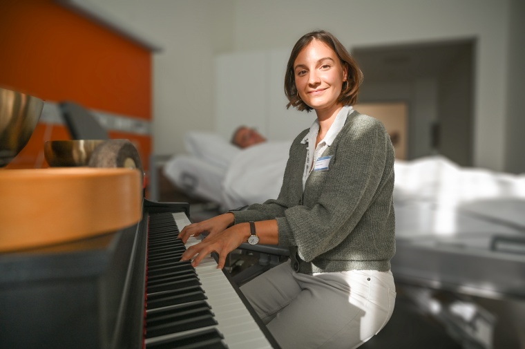 Therapeutin Morgane Allanou nutzt Musik, um mit den Patienten der neuen...