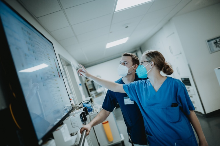 Julia Hanke, pflegerische Leitung der Zentralen Notaufnahme und ihr Kollege...