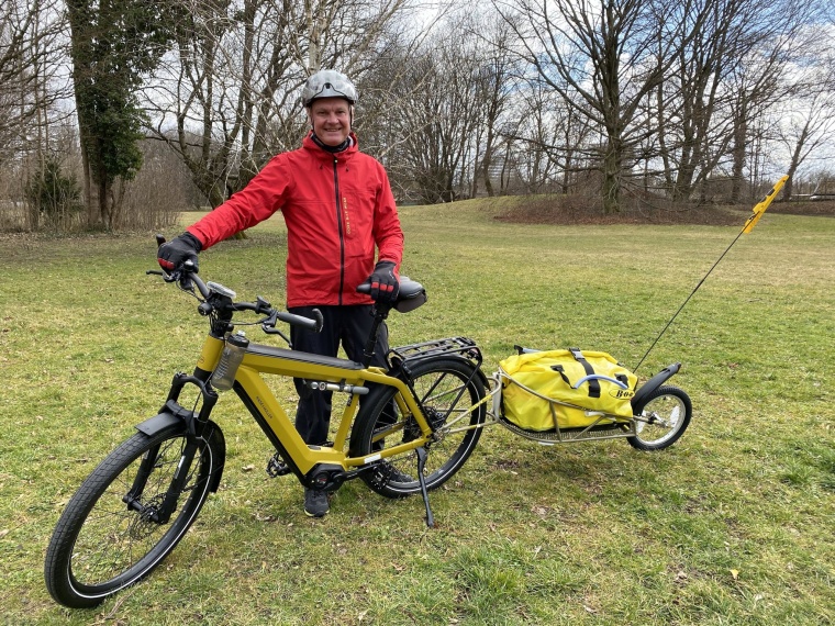 Perfekt ausgerüstet für die “Tour de Chirurgie”: Wolfgang Bär mit E-Bike...