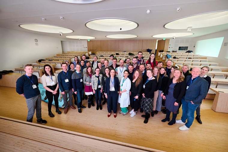 Prof. Ulrike Attenberger und Prof. Hendrik Streeck (beide mittig) mit den 40...