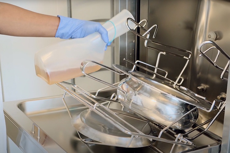 Richtige Position der Urinflasche im Steckbeckenspüler Foto: Meiko