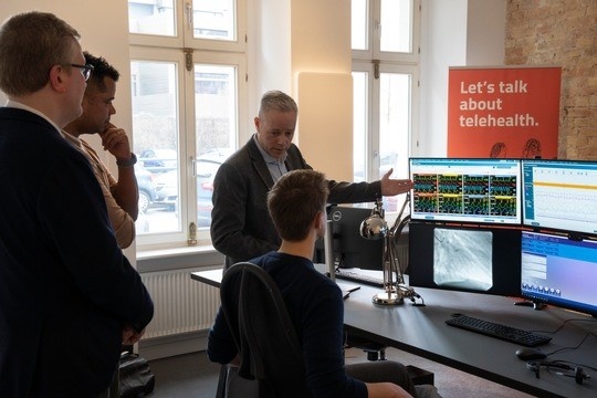 TCC-Gründer Prof. Dr. Christian Storm (links) demonstriert MdB Matthias Mieves...