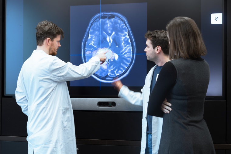 Übertragung von bis zu vier Bildschirmen gleichzeitig sowie Wechsel zur...