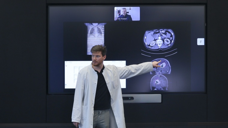 Zuschaltung eines Remote-Teilnehmers zum CANCOM Tumorboard. (Auf dem Bild zu...