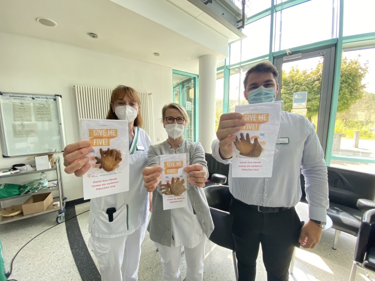 Wie auch im vergangenen Jahr verteilten Mitarbeiter der Asklepios Klinik...