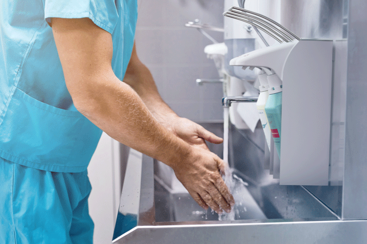 Eurospender Plus mit Nachrüstset im OP Foto: Schülke&Mayr