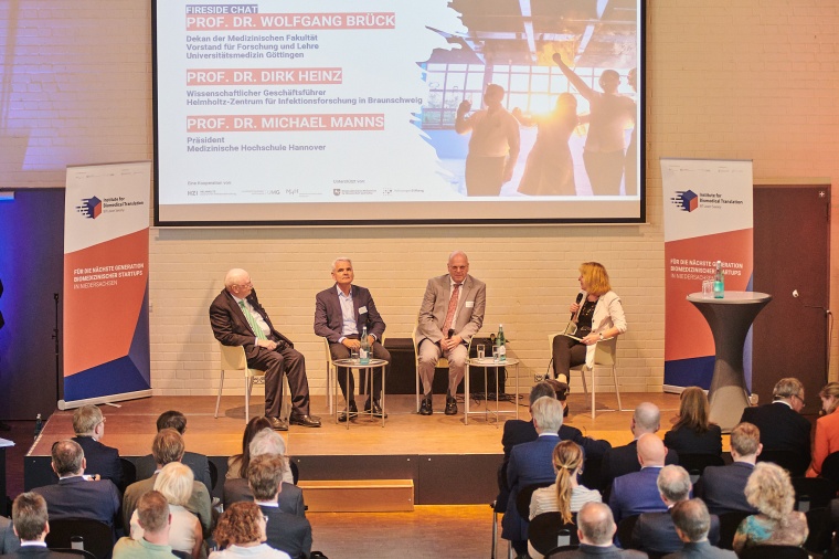 Podiumsgespräch mit (v.l.) Prof. Michael Manns (Präsident der MHH), Prof....
