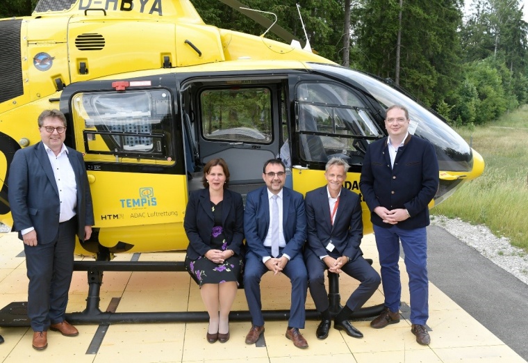 Von links nach rechts: Peter Krase (AOK Bayern), Bürgermeisterin Verena Dietl,...