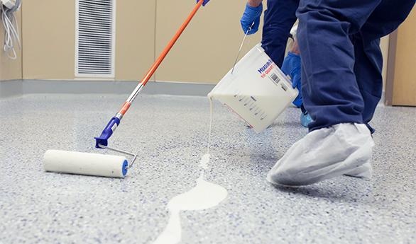 Am Ende wird die Nutzschicht in mehreren Schritten versiegelt und auf die...