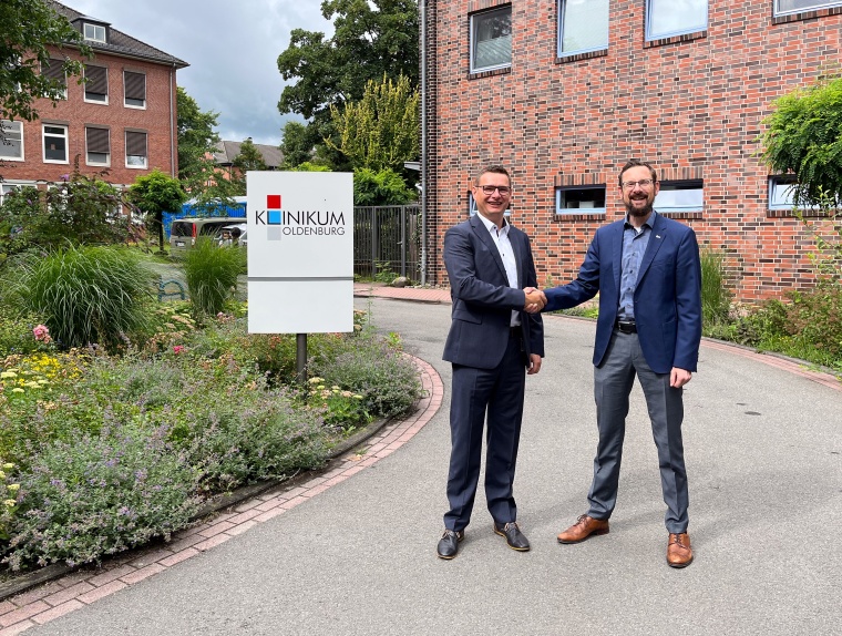 v. L.: Andreas Fischer wird von Martin Wülfrath, Geschäftsbereichsleiter...