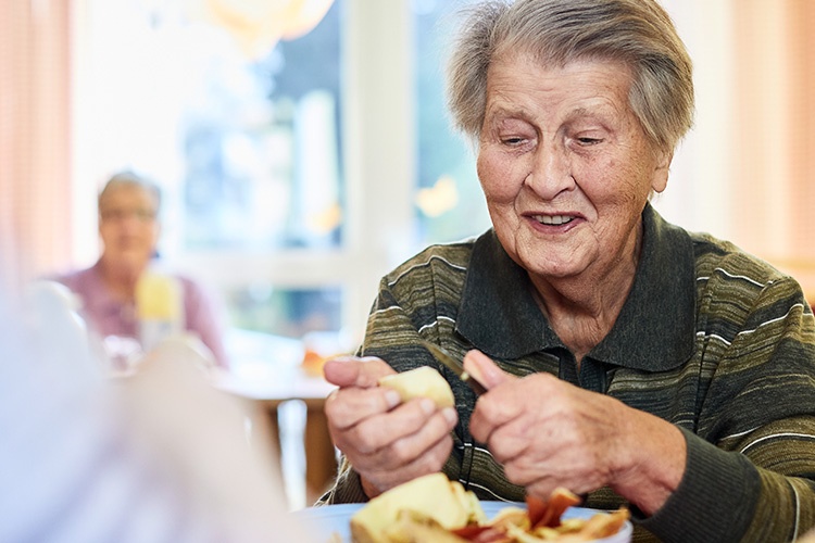 Essen gemeinsam zubereiten und genießen steigert die Lebensqualität. Foto:...