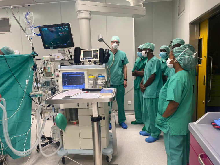 Ein OP-Manager zeigt dem Team aus Blantyre verschiedene Geräte und Abläufe....