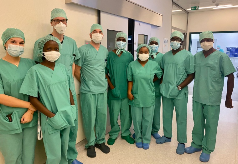 Die deutschen Kolleg*innen am UKU geben den Malawiern Einblicke in den OP....