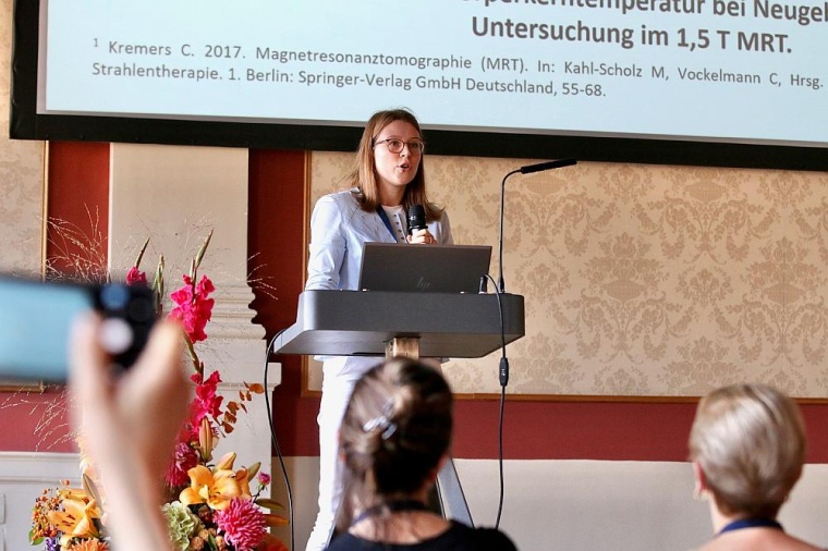 Laura Wachholz, Doktorandin in der Sektion Kinderradiologie, erhält den mit...