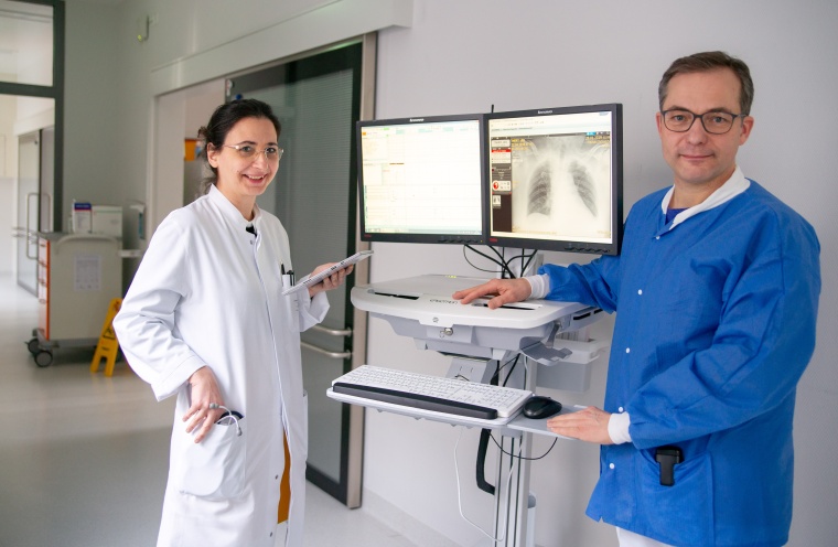 Die Infektiologin und AMS-Expertin Dr. Güzin Surat hat am UKW die...