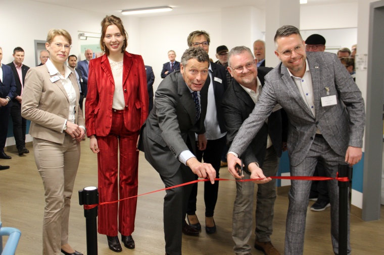 Einweihung der neuen Doppelstation Neurologie der Marcus Klinik (v.l.n.r.): Dr....