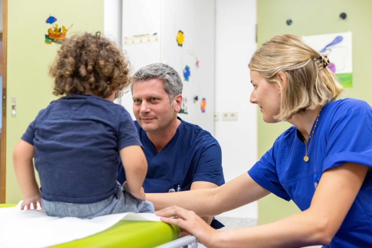 Tobias Went bei der Versorgung eines kleinen Patienten in der...