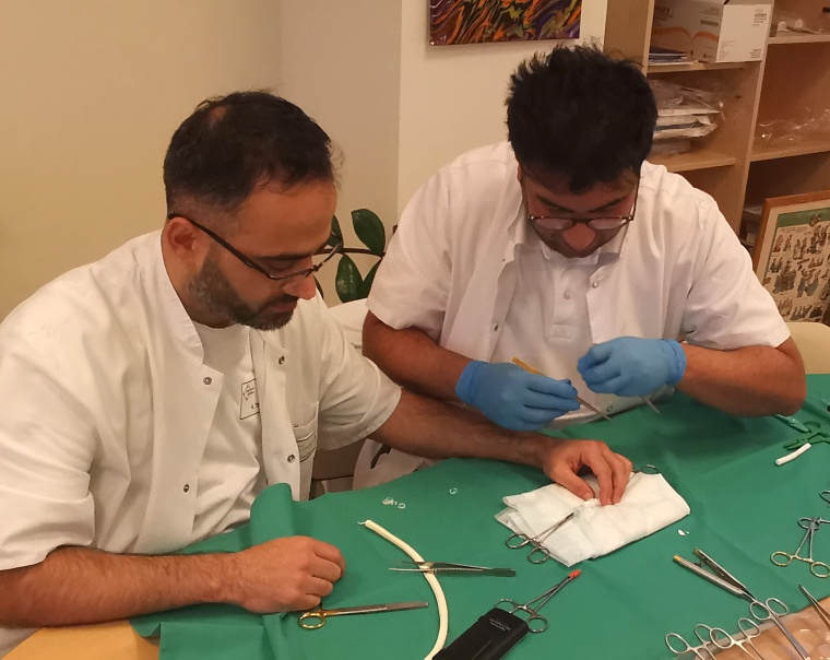 Vom Nahtkurs profitiert nicht nur der Assistenzarzt (Milad Minaee, r.), sondern...