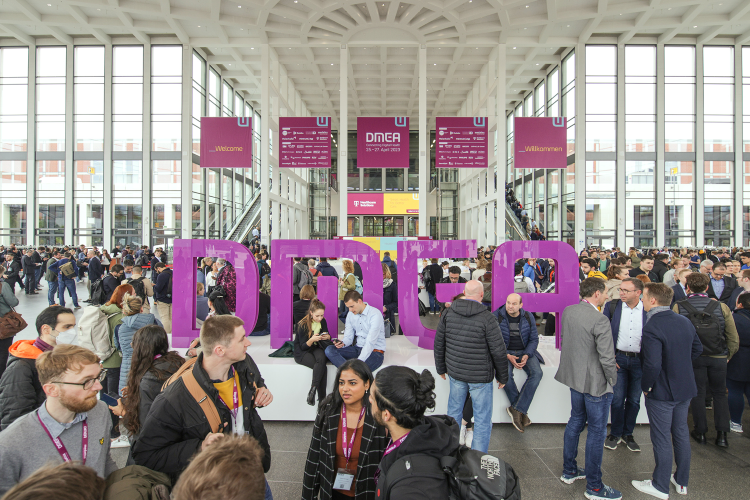 Digital Health-Expert:innen kommen im April auf der DMEA in Berlin zusammen....