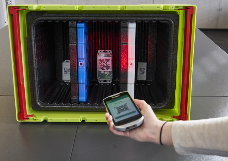 Die Übergabe der Boxen zwischen Großhandel, Transport und Apotheken erfolgt...