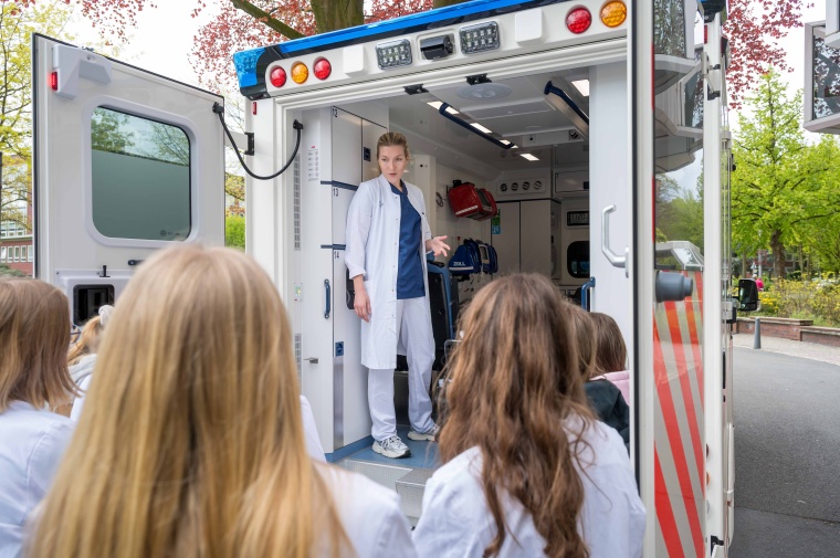 Medizin hautnah: Auch der Krankentransport will erklärt sein. Foto: UKM/Heine

