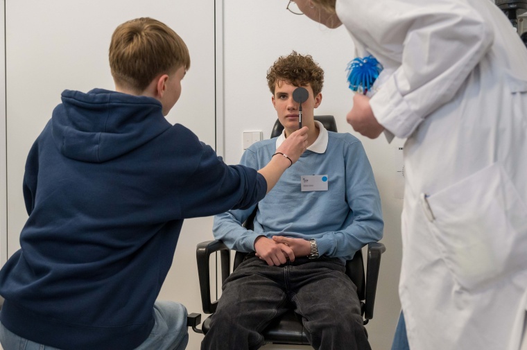 Sehtest in der UKM-Augenklinik: Einige Teilnehmer des Boys‘ Day konnten ihn...