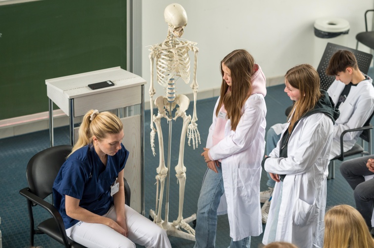 Keine Berührungsängste: Teilnehmende des Girls‘ and Boys‘ Day lernten am...