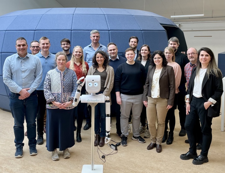 Sie wollen Pflegepersonal in Krankenhäusern mit Assistenzrobotern entlasten:...