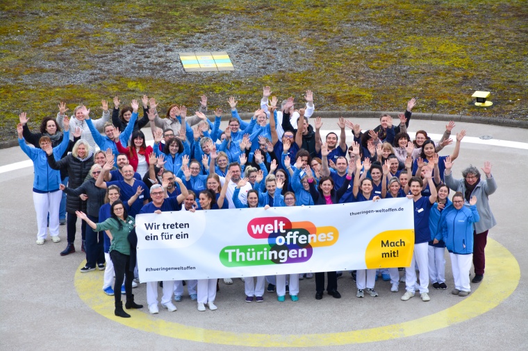 Die Mitarbeiterinnen und Mitarbeiter des Helios Klinikums Meiningen setzen ein...