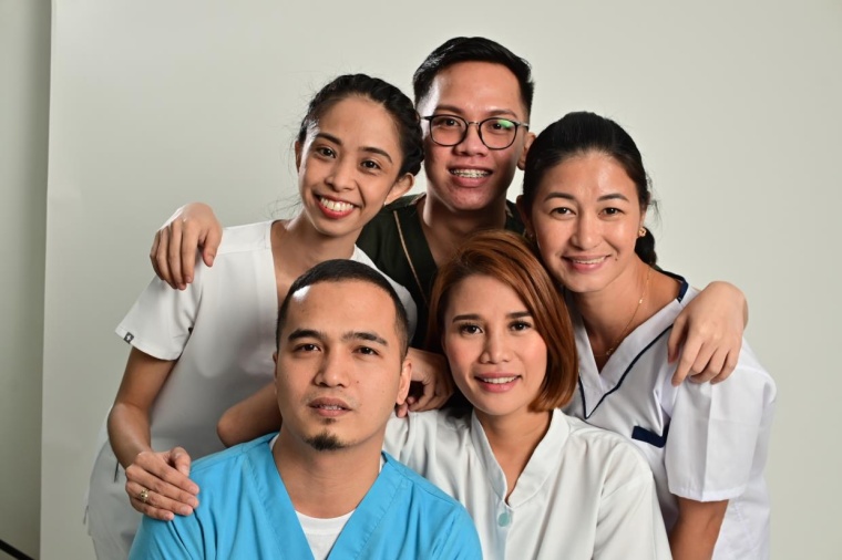 Philippinische Pflegefachkräfte unterschiedlichen Alters und Herkunft vereint...