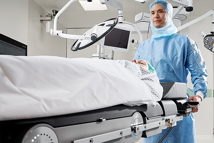 Abb. 1: OP-Tisch Maquet Corin: intuitiv, sicher, intelligent und vernetzt Foto:...