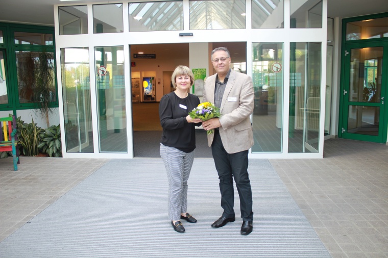 Klinikgeschäftsführerin Claudia Holland-Jopp begrüßt den neuen Chefarzt der...