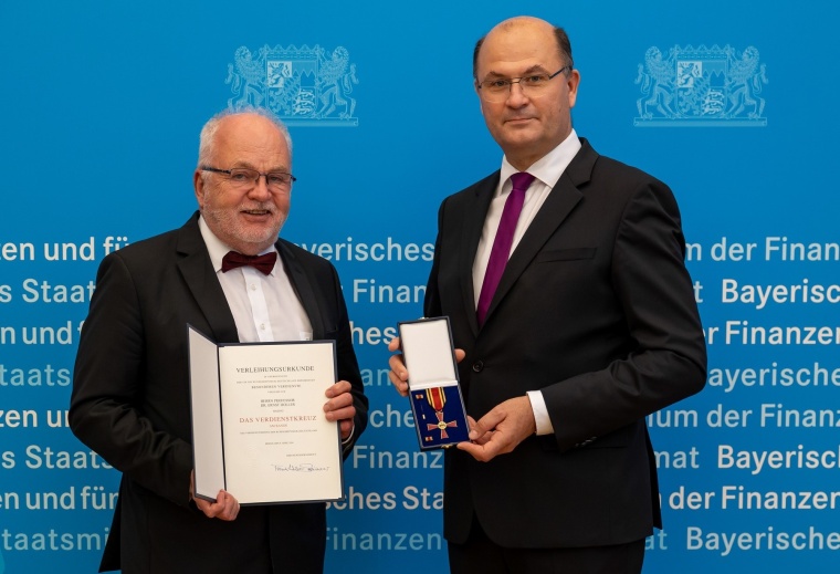 Prof. Ernst Holler (l.) nimmt das Bundesverdienstkreuz für seine...