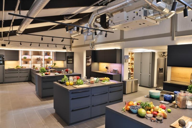 Teaching Kitchen im Sportpark Jahnstadion Göttingen. Ansicht der Kochinseln....