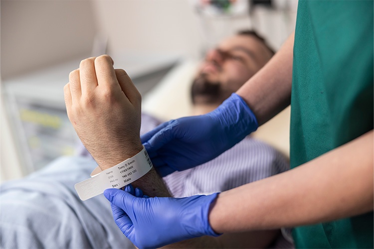 Patientenarmbanddruck mit Etikettendrucker – TD-2D  Foto: Brother