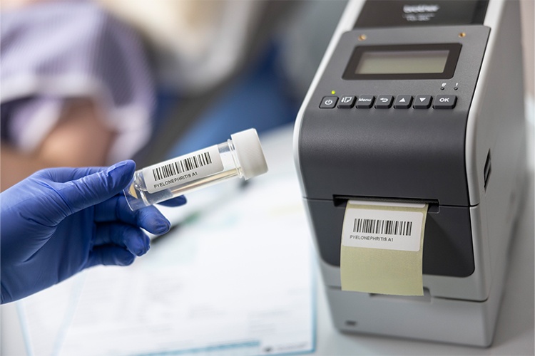 Probenbeschriftung mit Etikettendrucker – TD-2D  Foto: Brother