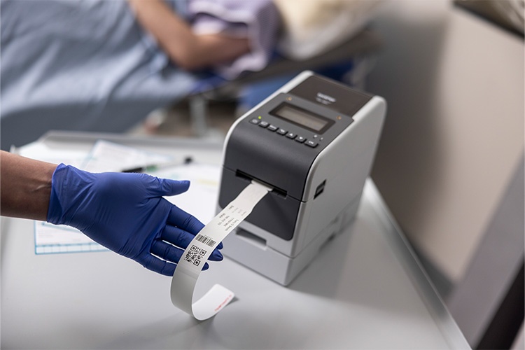 Patientenarmband mit QR-Code – TD-2D  Foto: Brother