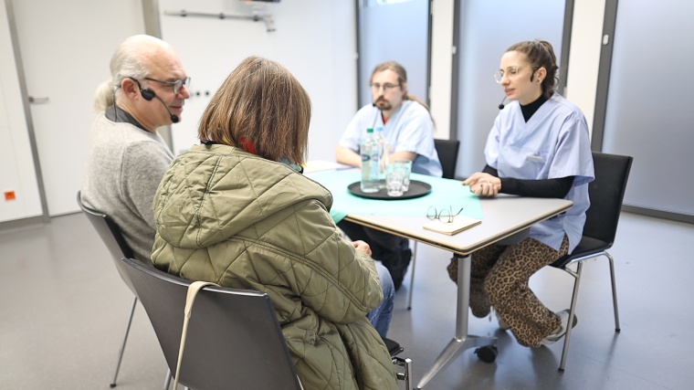 In einem simulierten Angehörigengespräch spielen Schauspieler die Eltern...