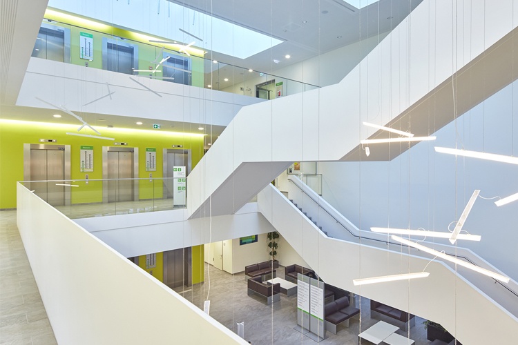 Das Foyer der Inneren Medizin IMED auf dem Gelände des Universitätsklinikums...