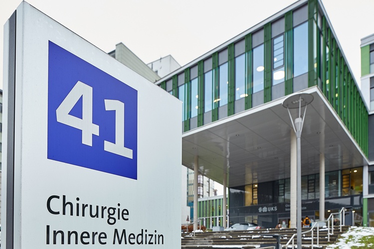 Auf dem gesamten Campusgelände sind alle Gebäude mit einem Außenleitsystem...