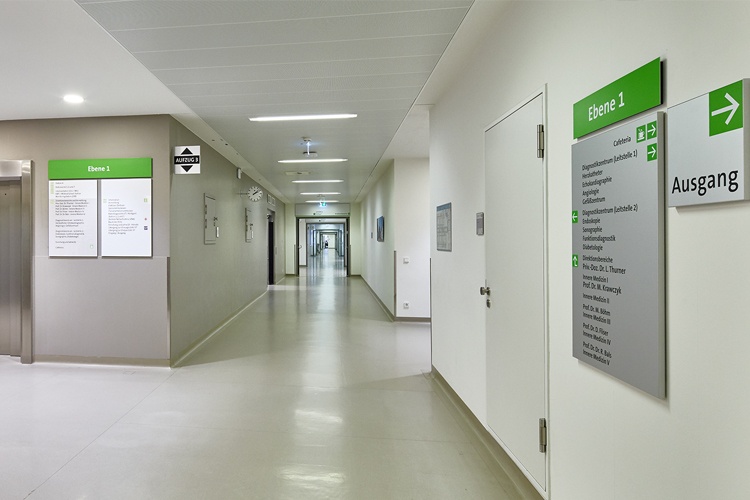 Die Wegweiser des Innenleitsystems fügen sich harmonisch in das Farbkonzept...